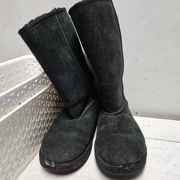 UGG Classic II Tall Boot kids (6-10yrs) size 4 black - Picture 2 of 15